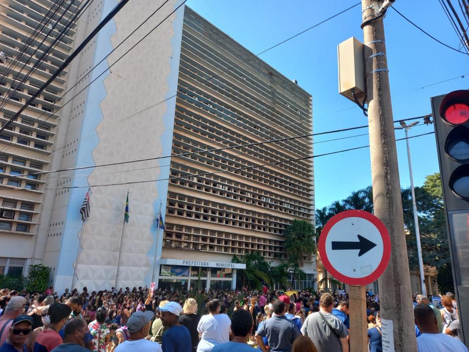 Foto 6 de 9 — Servidores fazem manifestação em frente à Prefeitura